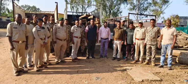 घर में छिपाकर रखा था 56 नग सागौन चिरान, अवैध आरा मशीन भी जब्त..