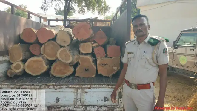 घर में छिपाकर रखा था 56 नग सागौन चिरान, अवैध आरा मशीन भी जब्त..