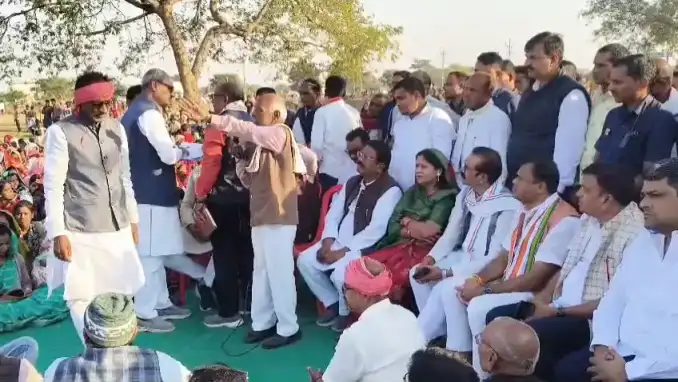 किसानों को समर्थन देने के लिए पहुंचे कांग्रेस प्रदेश अध्यक्ष बैज, लाठी-डंडे के बल पर नहीं ले सकते जमीन