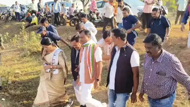 किसानों को समर्थन देने के लिए पहुंचे कांग्रेस प्रदेश अध्यक्ष बैज, लाठी-डंडे के बल पर नहीं ले सकते जमीन