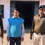 चेन स्नेचिंग के आरोपी को किया गिरफ्तार, सोने की तीन पत्ती माला व स्कूटी जप्त