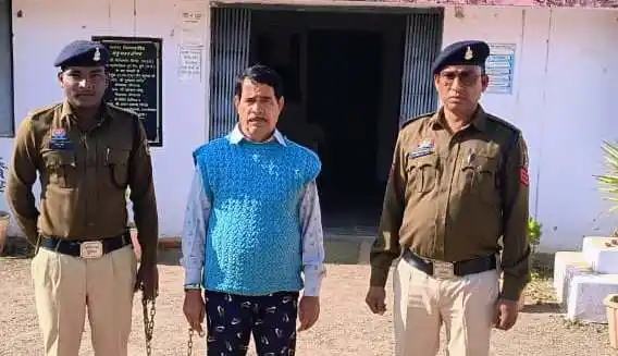 चेन स्नेचिंग के आरोपी को किया गिरफ्तार, सोने की तीन पत्ती माला व स्कूटी जप्त