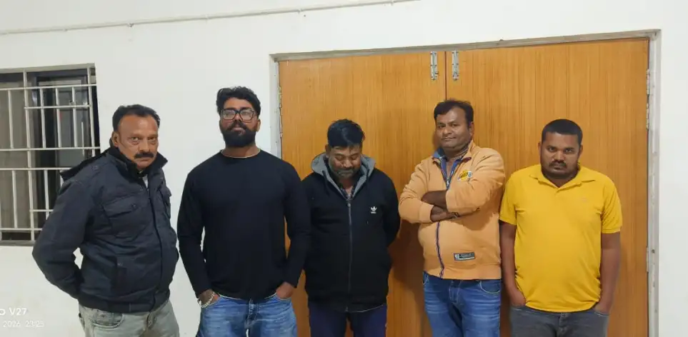 जंगल में जुआ, 5 आरोपी गिरफ्तार, बांकी पुलिस को देख हुए फरार