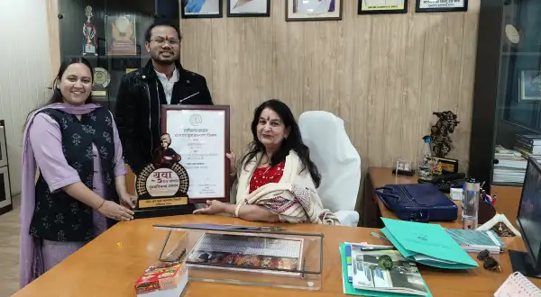 इन्दिरा कला संगीत विश्वविद्यालय के छात्र सचिन को मुख्यमंत्री ने किया ‘युवा रत्न सम्मान’ से सम्मानित