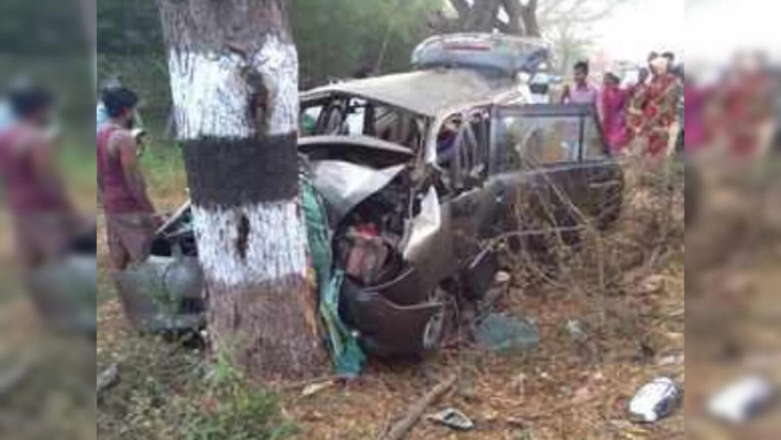 पेड़ से टकराई अनियंत्रित स्कॉर्पियो कार, तीन युवकों की हुई मौत, 10 घायल 