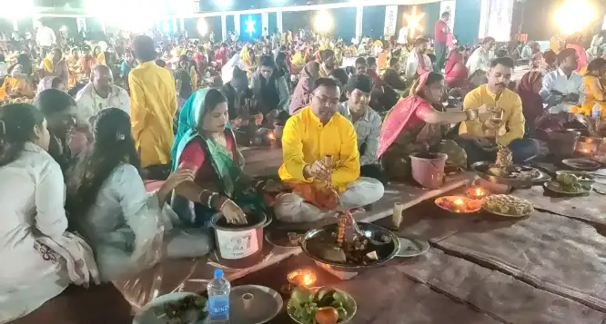 पार्थिव शिवलिंगों का महारुद्राभिषेक : हर-हर महादेव के जयकारों से गूंज उठी संगीत नगरी खैरागढ़