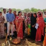 MLA Yashoda donated her labour to protest the changes being made in MNREGA.विधायक यशोदा ने श्रम दान करके किया मनरेगा में किये जा रहे बदलाव का विरोध