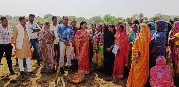 MLA Yashoda donated her labour to protest the changes being made in MNREGA.विधायक यशोदा ने श्रम दान करके किया मनरेगा में किये जा रहे बदलाव का विरोध