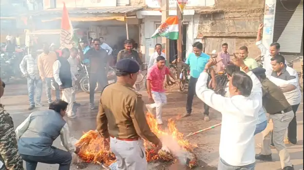 होली पर शराब बिक्री के विरोध में कांग्रेसियों ने किया मुख्यमंत्री का पुतला दहन
