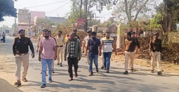 Four people were arrested for creating ruckus at a petrol pump after consuming alcohol and the police took out a procession.पेट्रोल पंप में शराब पीकर किया हंगामा, 4 आरोपी गिरफ्तार, पुलिस ने निकाला जुलूस