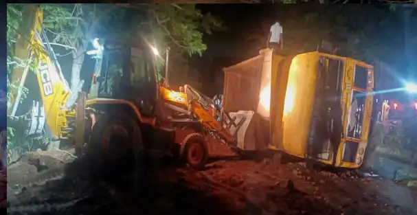 मुरुम से भरी हाईवा ने कार को मारी ठोकर, बाल बाल बचे शिक्षक दम्पति, बेखौफ़ जारी है रात में अवैध उत्तखनन 