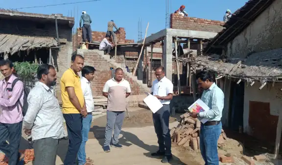 जिला पंचायत CEO द्वारा ग्राम पंचायत चकनार में प्रधानमंत्री आवास योजना एवं गौधाम का निरीक्षण