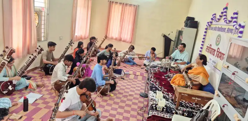 इंदिरा कला संगीत विश्ववि‌द्यालय के तंत्री वाद्य विभाग में हुआ सितार वादन कार्यशाला