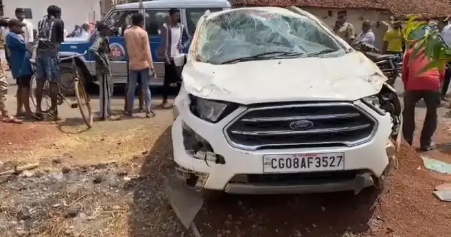 बेकाबू कार ने सड़क पर चल रही महिला को मारी टक्कर, खाया पलटी 