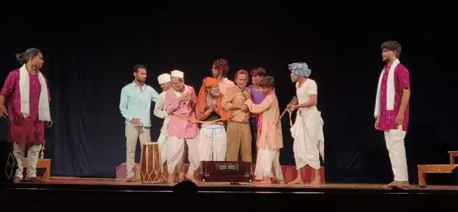 इन्दिरा कला संगीत विश्वविद्यालय में "बकरी" नाटक का हुआ नाट्य मंचन