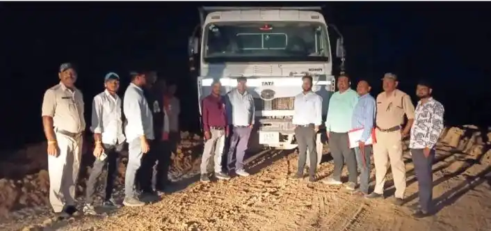शासकीय भूमि से हो रहा था अवैध खनन