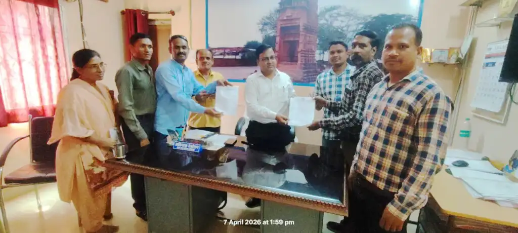 नए श्रम कोड लागू करने की मांग, प्लेसमेंट कर्मचारियों ने सौंपा ज्ञापन Placement employees submitted a memorandum demanding implementation of the new labor code.