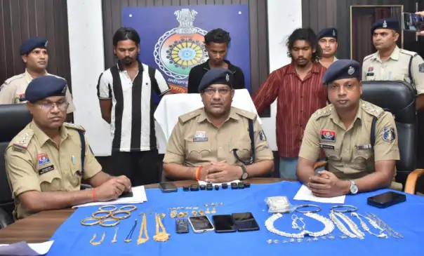 चोरी के जेवरात समेत 3 आरोपी पुलिस की गिरफ्त में