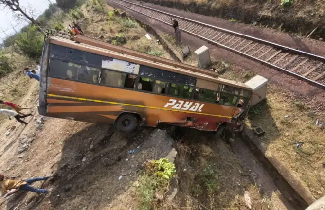 स्टेयरिंग फेल, बेकाबू बस 30 फीट खाई में उतरी, सभी यात्री सुरक्षित