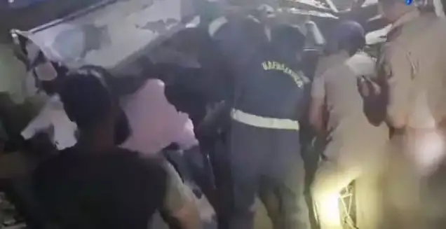 बारातियों की बस और ट्रक में भिड़ंत, 6 की दर्दनाक मौत