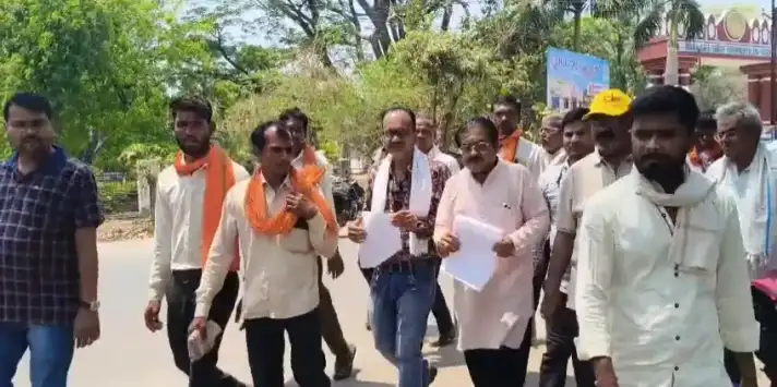 KCC लोन में धोखाधड़ी, खरीफ फ़सल के लिए नहीं ले पा रहे खाद-बीज, किसानों ने की निष्पक्ष जाँच की मांग