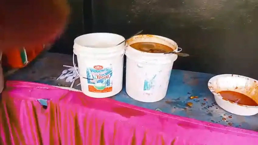 Census trainees were given food in buckets, anger erupted, #video goes viral जनगणना प्रशिक्षुओं को बाल्टी में भोजन, फूटा गुस्सा, #video वायरल