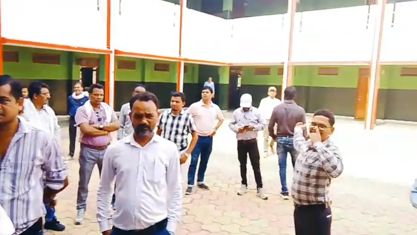 Census trainees were given food in buckets, anger erupted, #video goes viralजनगणना प्रशिक्षुओं को बाल्टी में भोजन, फूटा गुस्सा, #video वायरल