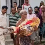 नियम कानून से परेशान हो एक आदिवासी अपनी मरी हुई बहन का कंकाल लेकर पहुंचा बैंक