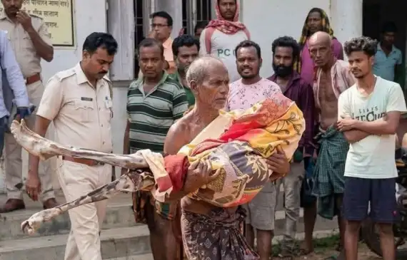 नियम कानून से परेशान हो एक आदिवासी अपनी मरी हुई बहन का कंकाल लेकर पहुंचा बैंक