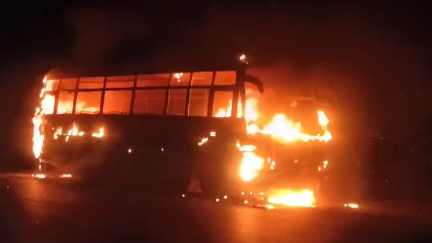 बारातियों से भरी बस बनी आग, कूदकर बचाई जान