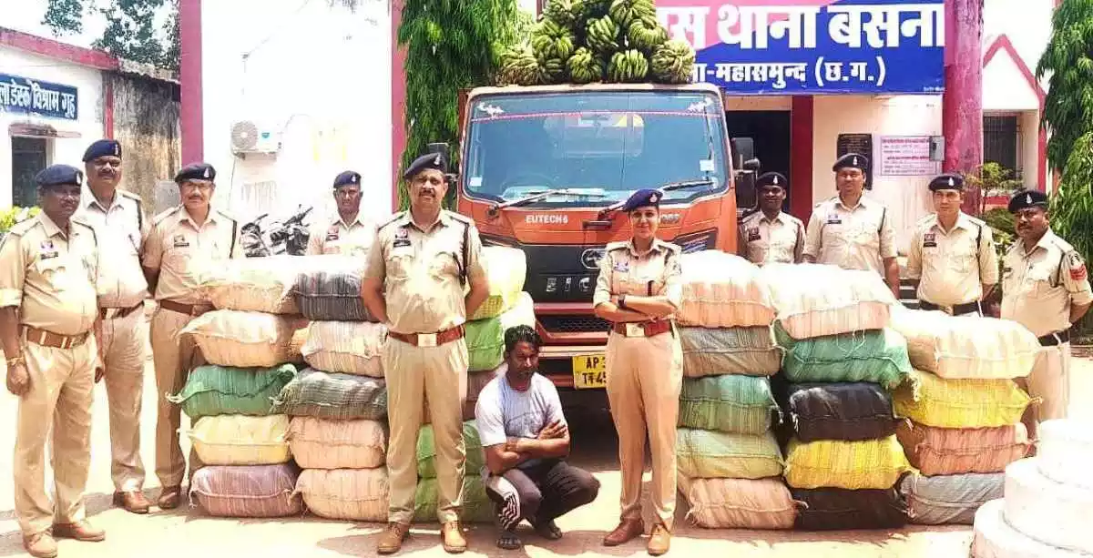 केलों के बीच गांजा तस्करी, झारखंड का आरोपी गिरफ्तार, 4 करोड़ से अधिक का गांजा जप्त 