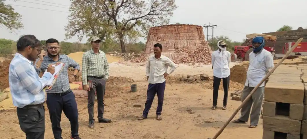 अवैध ईंट भट्ठे पर प्रशासनिक कार्रवाई, लाखों ईंटें और लकड़ी जब्त