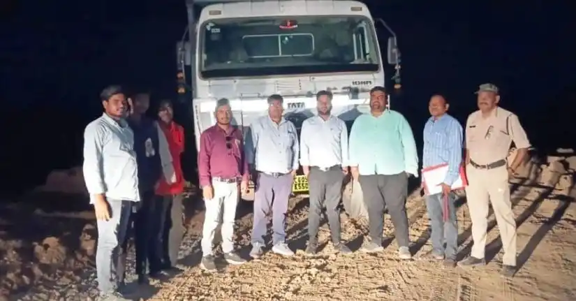 शासकीय भूमि से हो रहा था अवैध खनन