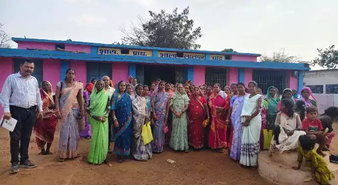 बैगा बहुल ग्रामों में महिला स्व-सहायता समूहों से जुड़कर आत्मनिर्भरता की ओर बढ़ रहीं महिलाएं