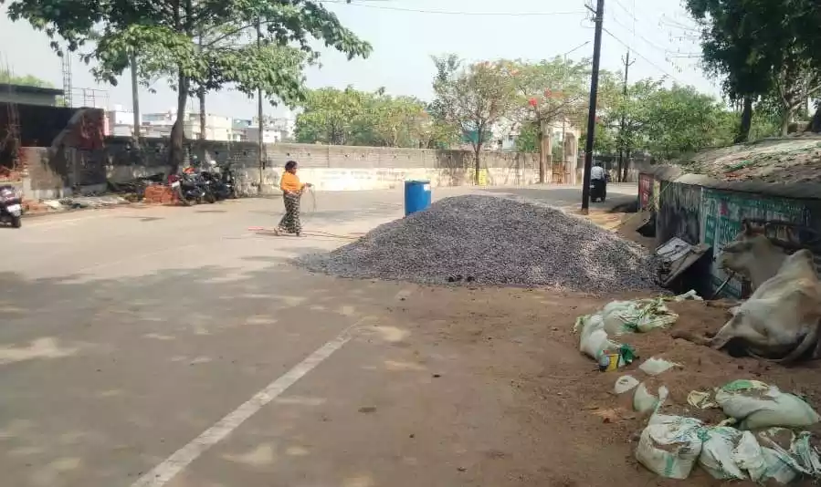 सार्वजनिक स्थानों व सड़कों में बिल्डींग मटेरियल व मलमा, लगा जुर्माना 