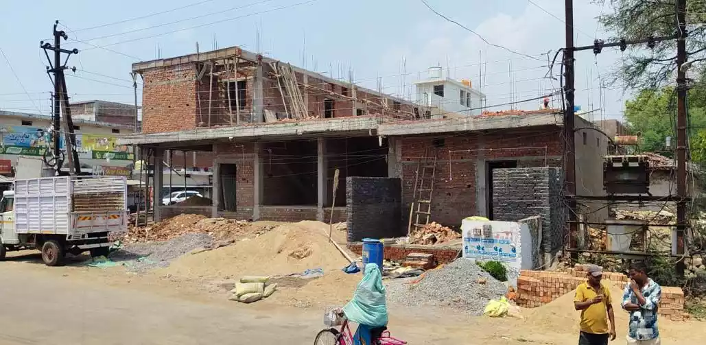 सार्वजनिक स्थानों व सड़कों में बिल्डींग मटेरियल व मलमा, लगा जुर्माना Building Materials and Debris Found in Public Places and on Roads; Fines Imposed