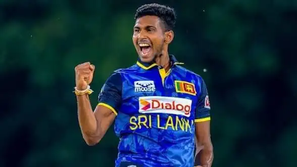 तेज गेंदबाज मथीशा पथिराना फिट, जल्द करेंगे टीम में वापसी छत्तीसगढ़ खबर डेस्क खबर 24x7 नई दिल्ली // श्रीलंकाई तेज गेंदबाज मथीशा पथिराना (Matheesha Pathirana) ने अपनी चोट से उबरते हुए फिटनेस हासिल कर ली है और वह जल्द ही टीम में वापसी करने के लिए तैयार हैं। लंबे समय से चोट के कारण टीम से बाहर चल रहे पथिराना ने सफलतापूर्वक अपना रिहैबिलिटेशन पूरा कर लिया है। टीम प्रबंधन के अनुसार, पथिराना की वापसी से गेंदबाजी आक्रमण को मजबूती मिलेगी। उनकी खास यॉर्कर और डेथ ओवरों में सटीक गेंदबाजी टीम के लिए बेहद अहम मानी जाती है। बताया जा रहा है कि आगामी मैचों में वह फिर से मैदान पर नजर आ सकते हैं, जिससे टीम को बड़ा फायदा मिलने की उम्मीद है। क्रिकेट प्रशंसक भी उनकी वापसी को लेकर काफी उत्साहित हैं।