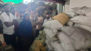 अवैध उर्वरक भंडारण पर कृषि विभाग की बड़ी कार्रवाई, 600 बोरी खाद जब्त
