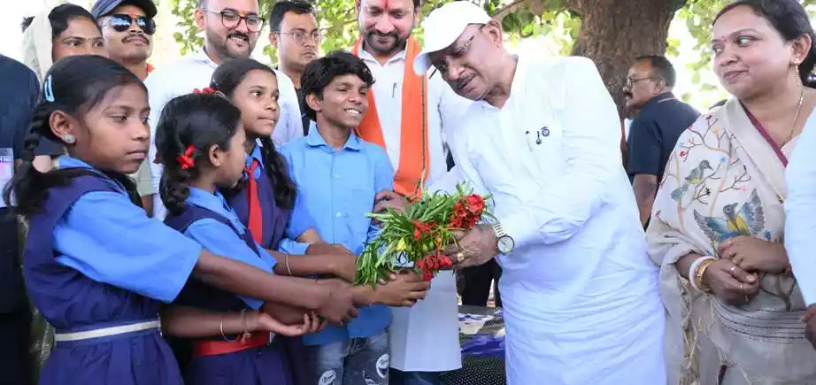 CM को अचानक अपने बीच पाकर ग्रामीण हुए गदगद, पेड़ के छाँव मे मुख्यमंत्री ने ग्राम-सरोधी में लगाया चौपाल