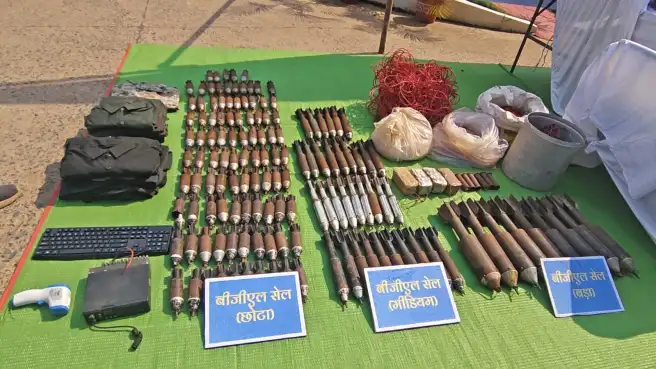 Naxal treasure in Abujhmad: Over Rs 1 crore in cash and weapons recoveredअबुझमाड़ में नक्सल खजाना: मिले 1 करोड़ से ज्यादा नगद व हथियार