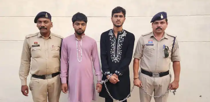 चेकिंग के दौरान आरक्षक को वाहन से कुचलने का प्रयास, संदिग्ध अवस्था में मिले दो युवक एवं दो युवतियां