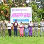 Naxal Surrender Gadchiroli Naxal Surrender: गढ़चिरौली में 5 इनामी नक्सलियों का आत्मसमर्पण, डाले हथियार