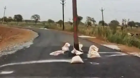 PWD's Bizarre Road: Poles and Hand Pumps Right in the Middle पीडब्ल्यूडी की अजूबा सड़क, बीच में खंभे और हैंडपंप.. कई जगहों पर ऊंची-नीची, सोल्डर बनने के कुछ दिन बाद ही धंसने लगे