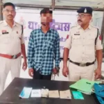 मुढीपार में बैंक से निकाले ₹50 हजार चोरी, पुलिस ने आरोपी को किया गिरफ्तार खैरागढ़। थाना गातापार क्षेत्र के ग्राम मुढीपार में बैंक से पैसे निकालकर वाहन की डिक्की में रखे ₹50 हजार की चोरी के मामले में पुलिस ने त्वरित कार्रवाई करते हुए आरोपी को गिरफ्तार कर लिया है। पुलिस ने आरोपी के कब्जे से नगद राशि, दस्तावेज और घटना में प्रयुक्त वाहन व मोबाइल भी बरामद किया है। पुलिस से मिली जानकारी के अनुसार, ग्राम करेला निवासी मोरध्वज वर्मा पिता चतुरराम वर्मा उम्र 40 वर्ष ने 14 मई की दोपहर जिला सहकारी केंद्रीय बैंक मुढीपार से ₹50,000 नगद निकाले थे। इसके बाद उन्होंने अपनी टीव्हीएस लुना वाहन क्रमांक CG 04 LW 0995 की डिक्की में नगदी के साथ 02 नग जमीन का पर्चा, 01 पासबुक एवं 02 किसान क्रेडिट कार्ड रख दिए। बताया गया कि प्रार्थी ने वाहन को शासकीय शराब दुकान मुढीपार के सामने खड़ा किया था। इसी दौरान अज्ञात आरोपी ने वाहन की डिक्की से नगदी और दस्तावेज चोरी कर लिए। शिकायत मिलने पर थाना गातापार में अपराध क्रमांक 33/2026 धारा 303(2) बीएनएस के तहत मामला दर्ज कर विवेचना शुरू की गई। मामले की गंभीरता को देखते हुए पुलिस ने तकनीकी साक्ष्यों और मुखबिर की सूचना के आधार पर संदेही हितेष निषाद पिता जीवराखन निषाद उम्र 25 वर्ष निवासी मुढीपार थाना गातापार को हिरासत में लेकर पूछताछ की। पूछताछ में आरोपी ने चोरी की वारदात स्वीकार कर ली। आरोपी के मेमोरेंडम कथन के आधार पर पुलिस ने उसके कब्जे से ₹48,500 नगद, 02 जमीन के पर्चे, 01 पासबुक और 02 किसान क्रेडिट कार्ड बरामद किए। साथ ही चोरी की घटना में प्रयुक्त मोटरसाइकिल क्रमांक CG 04 KS 3720 एवं एक रियलमी कंपनी का मोबाइल फोन भी जब्त किया गया। पुलिस ने आरोपी हितेष निषाद को गिरफ्तार कर न्यायालय में पेश किया, जहां से उसे न्यायिक रिमांड पर जेल भेज दिया गया।