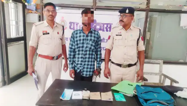 मुढीपार में बैंक से निकाले ₹50 हजार चोरी, पुलिस ने आरोपी को किया गिरफ्तार खैरागढ़। थाना गातापार क्षेत्र के ग्राम मुढीपार में बैंक से पैसे निकालकर वाहन की डिक्की में रखे ₹50 हजार की चोरी के मामले में पुलिस ने त्वरित कार्रवाई करते हुए आरोपी को गिरफ्तार कर लिया है। पुलिस ने आरोपी के कब्जे से नगद राशि, दस्तावेज और घटना में प्रयुक्त वाहन व मोबाइल भी बरामद किया है। पुलिस से मिली जानकारी के अनुसार, ग्राम करेला निवासी मोरध्वज वर्मा पिता चतुरराम वर्मा उम्र 40 वर्ष ने 14 मई की दोपहर जिला सहकारी केंद्रीय बैंक मुढीपार से ₹50,000 नगद निकाले थे। इसके बाद उन्होंने अपनी टीव्हीएस लुना वाहन क्रमांक CG 04 LW 0995 की डिक्की में नगदी के साथ 02 नग जमीन का पर्चा, 01 पासबुक एवं 02 किसान क्रेडिट कार्ड रख दिए। बताया गया कि प्रार्थी ने वाहन को शासकीय शराब दुकान मुढीपार के सामने खड़ा किया था। इसी दौरान अज्ञात आरोपी ने वाहन की डिक्की से नगदी और दस्तावेज चोरी कर लिए। शिकायत मिलने पर थाना गातापार में अपराध क्रमांक 33/2026 धारा 303(2) बीएनएस के तहत मामला दर्ज कर विवेचना शुरू की गई। मामले की गंभीरता को देखते हुए पुलिस ने तकनीकी साक्ष्यों और मुखबिर की सूचना के आधार पर संदेही हितेष निषाद पिता जीवराखन निषाद उम्र 25 वर्ष निवासी मुढीपार थाना गातापार को हिरासत में लेकर पूछताछ की। पूछताछ में आरोपी ने चोरी की वारदात स्वीकार कर ली। आरोपी के मेमोरेंडम कथन के आधार पर पुलिस ने उसके कब्जे से ₹48,500 नगद, 02 जमीन के पर्चे, 01 पासबुक और 02 किसान क्रेडिट कार्ड बरामद किए। साथ ही चोरी की घटना में प्रयुक्त मोटरसाइकिल क्रमांक CG 04 KS 3720 एवं एक रियलमी कंपनी का मोबाइल फोन भी जब्त किया गया। पुलिस ने आरोपी हितेष निषाद को गिरफ्तार कर न्यायालय में पेश किया, जहां से उसे न्यायिक रिमांड पर जेल भेज दिया गया।