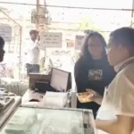 Khairagarh: मानव मंदिर होटल में खराब मिठाई पर फूटा ग्राहक का गुस्सा, फूड सेफ्टी टीम ने मारा छापा, लिए सेम्पल : Watch Video