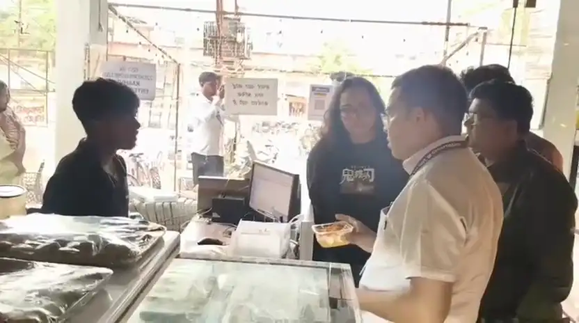 Khairagarh: मानव मंदिर होटल में खराब मिठाई पर फूटा ग्राहक का गुस्सा, फूड सेफ्टी टीम ने मारा छापा, लिए सेम्पल : Watch Video