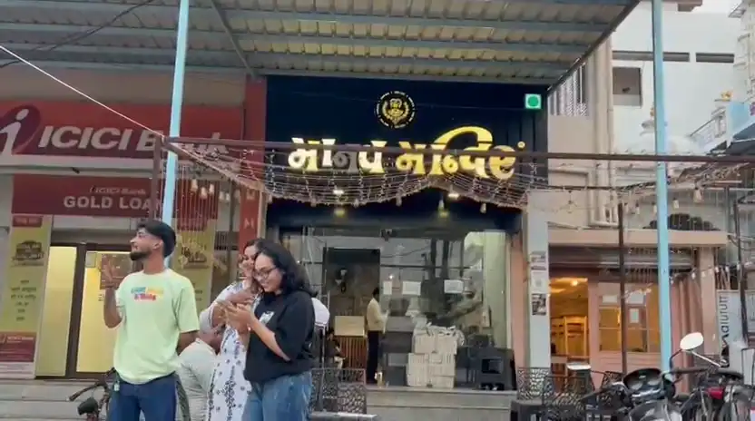 Khairagarh: मानव मंदिर होटल में खराब मिठाई पर फूटा ग्राहक का गुस्सा, फूड सेफ्टी टीम ने मारा छापा, लिए सेम्पल : Watch Video