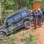 टायर फटते ही सड़क छोड़ जंगल में घुसी तहसीलदार की गाड़ी