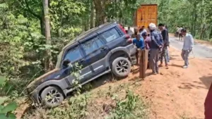 टायर फटते ही सड़क छोड़ जंगल में घुसी तहसीलदार की गाड़ी